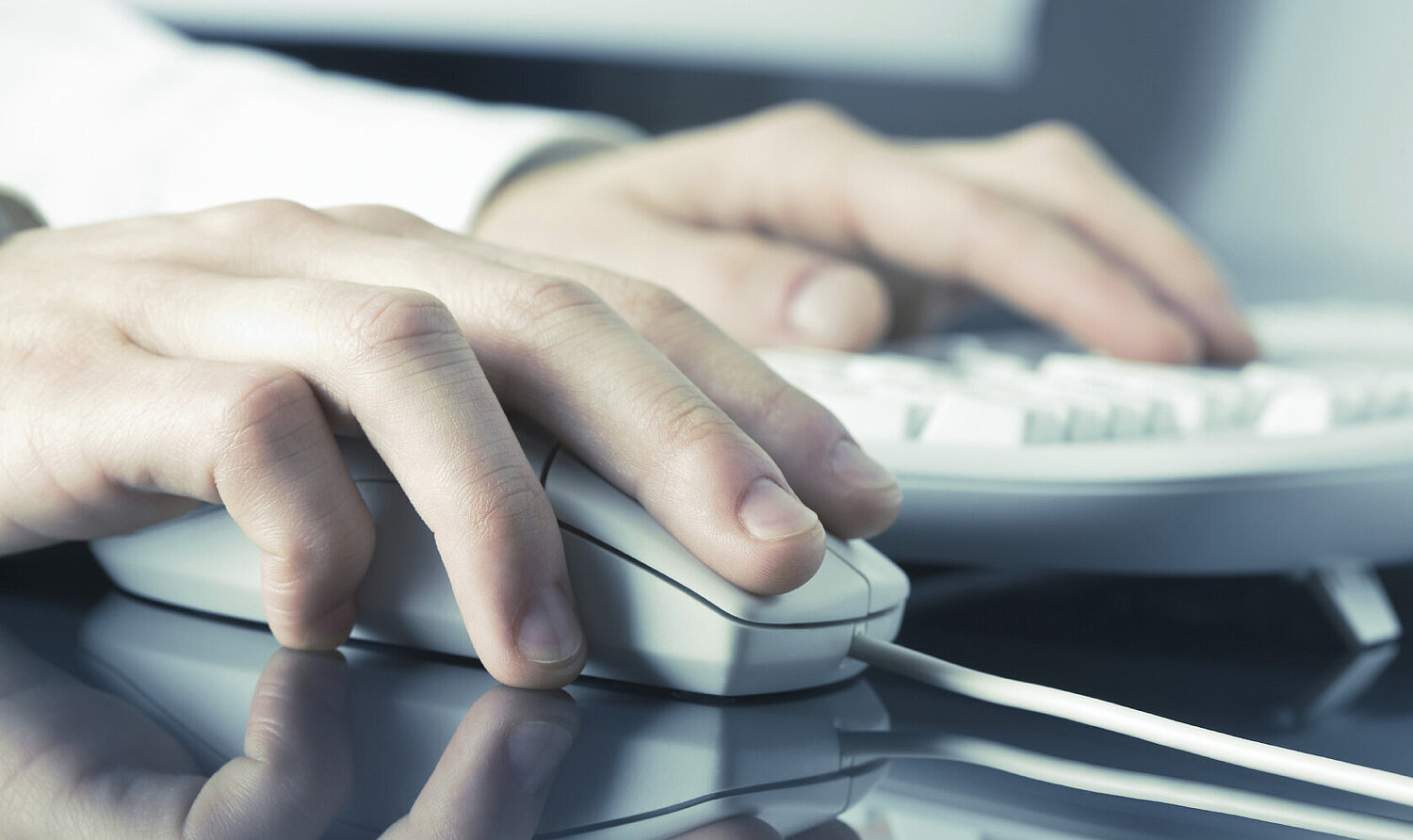 Foto Hand auf einer Computermaus