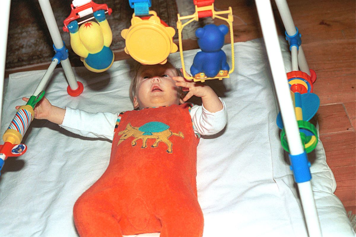 Foto Kind mit Plastikspielzeug